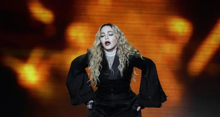 Madonna, che male al ginocchio: deve cancellare i concerti e adesso cammina col bastone