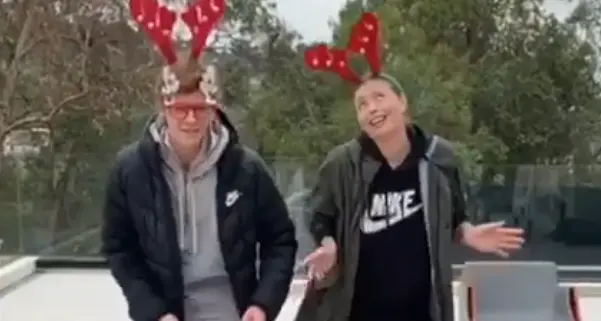 Tennis: Sinner balla e canta la canzone di Natale con le corna da renna - VIDEO