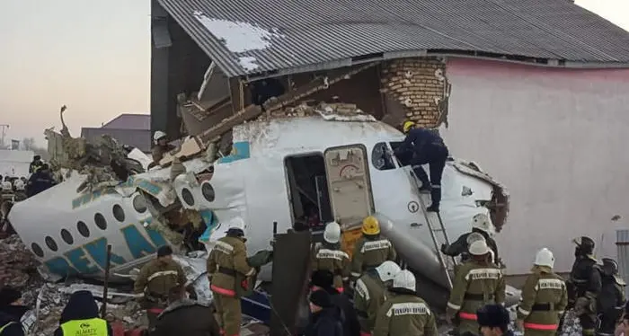 Kazakistan: caduto un aereo con cento persone a bordo
