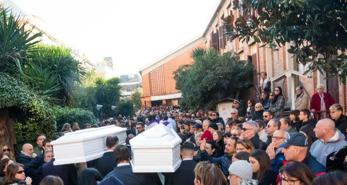 Folla per Gaia e Camilla le 16enni investite a Roma dal giovane arrestato ieri