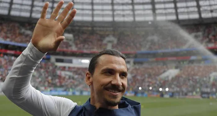Ibrahimovic al Milan: siamo alla stretta finale Virali gli auguri col leone