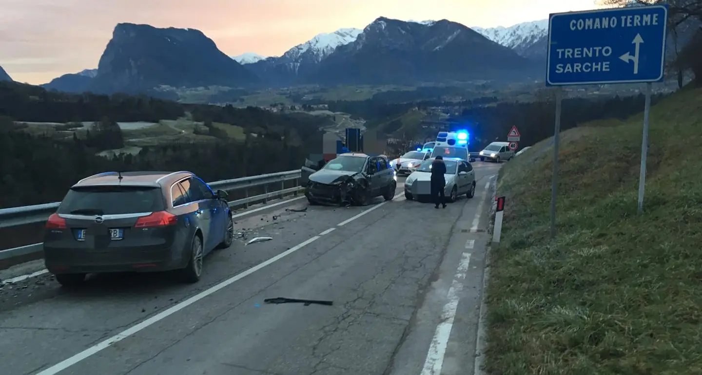 Nuovo incidente causato dall'alcol nelle Giudicarie dopo il 17enne che ha speronato i carabinieri: un uomo di 58 anni ferito in un frontale a Villa Banale