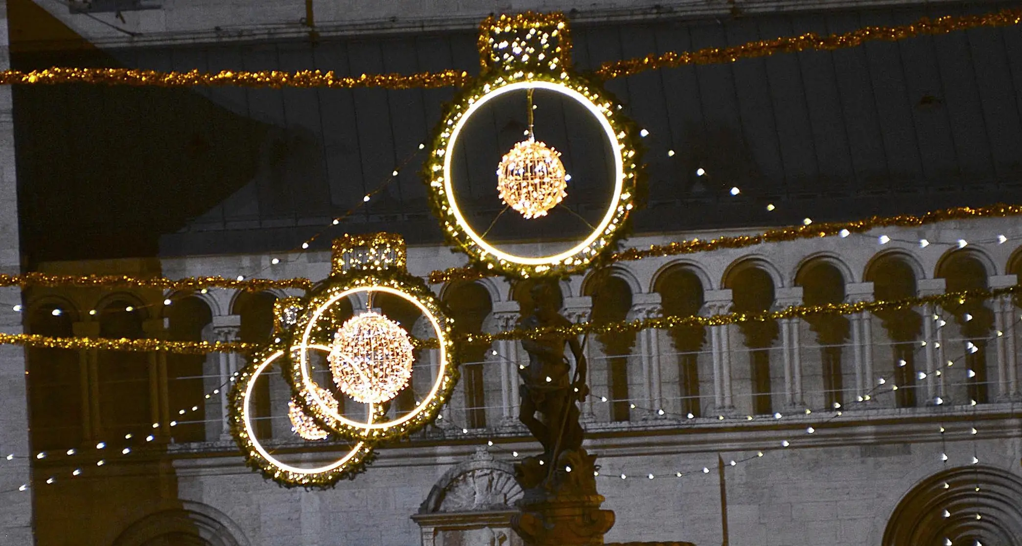 Le luminarie di Natale? Il Comune di Trento inventa le «Luci d'artista»
