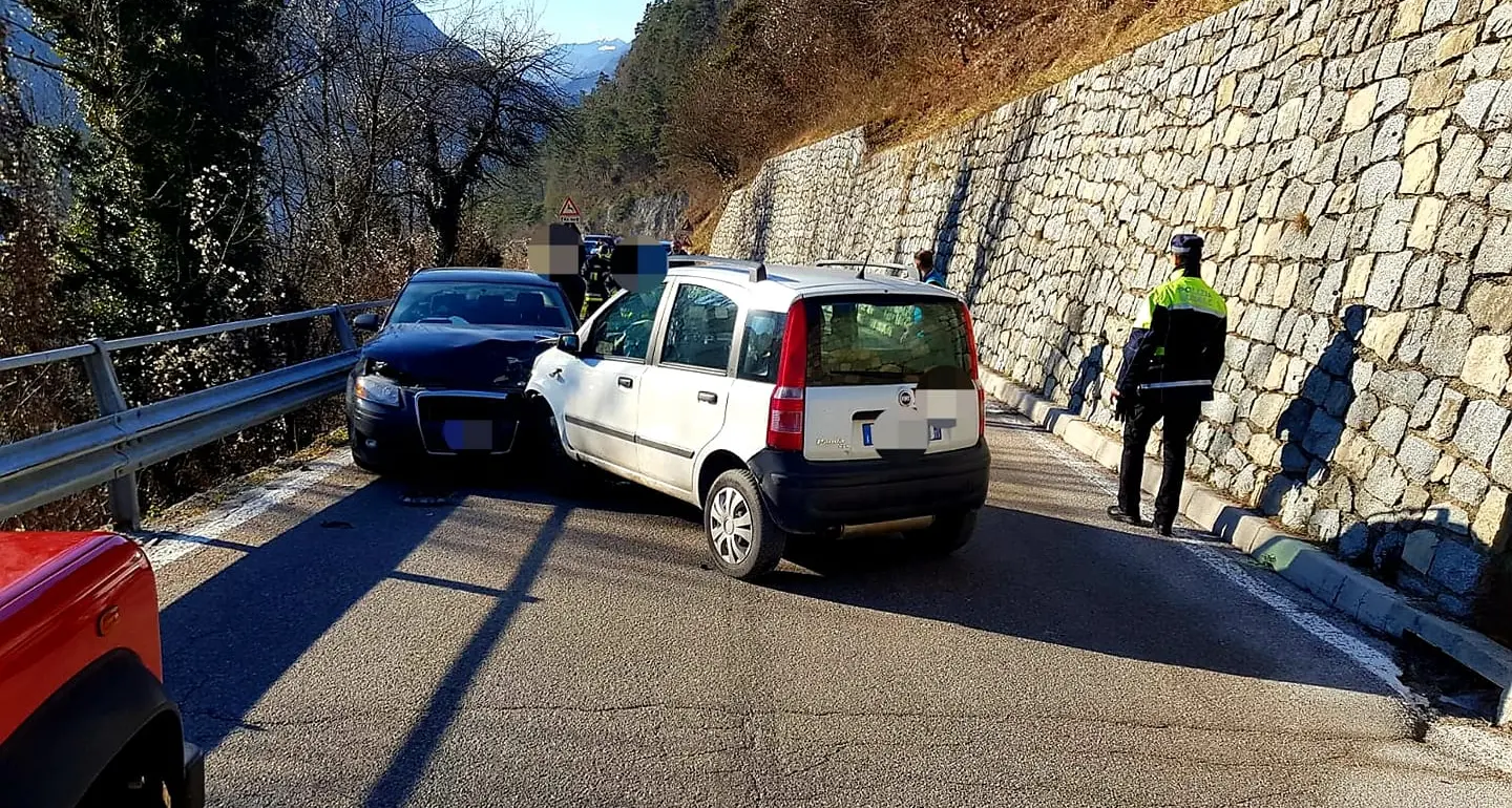 Frontale a Tre Ville: ferita una 52enne