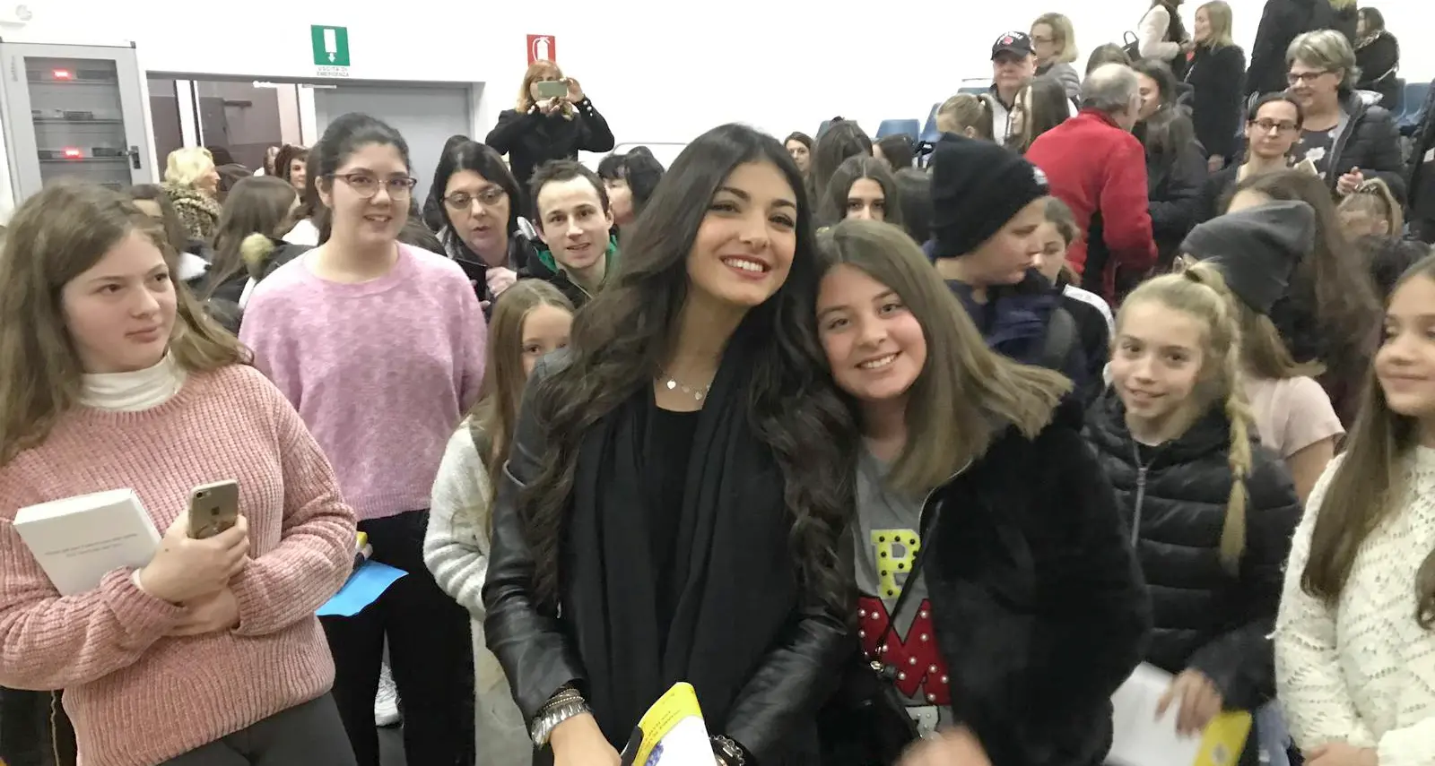 L'abbraccio delle fans di casa alla teen blogger più amata