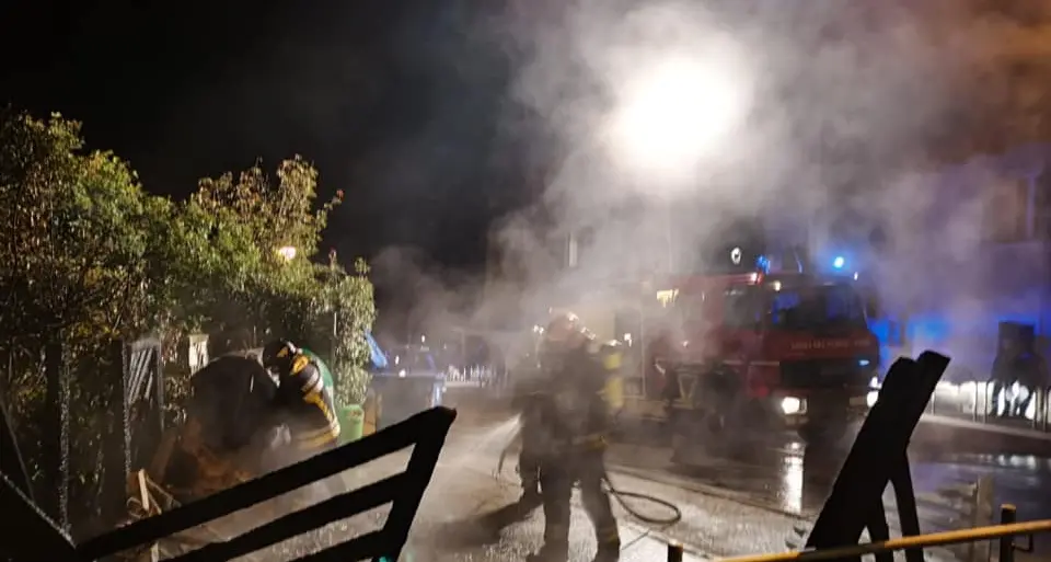 Cinque cassonetti inceneriti nella notte di Halloween