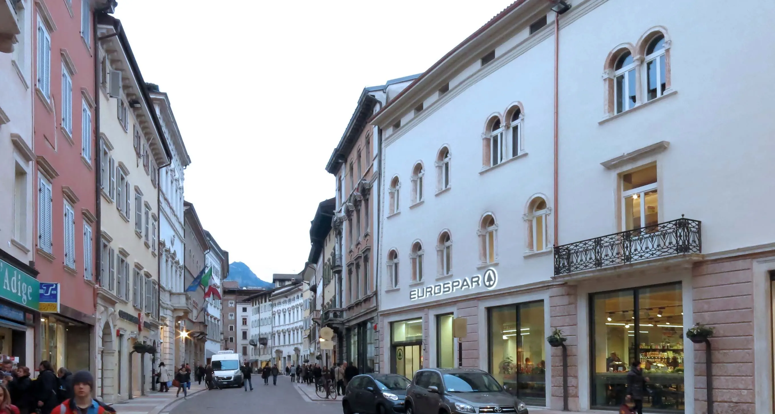 Blocca un ladro di salame: vigilante del supermercato ferito con un coltello