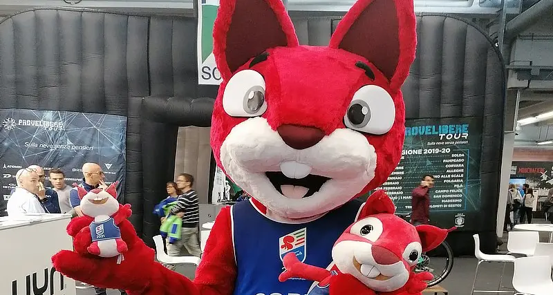 Alla fiera Skipass di Modena si presenta la mascotte Corty dei Mondiali di sci 2021
