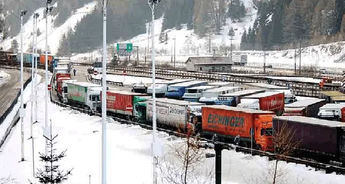 Tir, nuovi divieti al Brennero La rabbia degli industriali