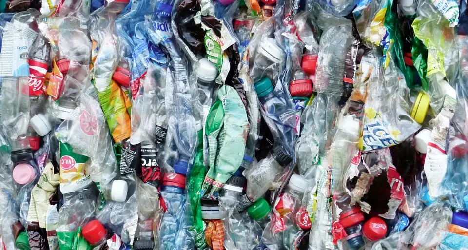 Dal governo tassa sulla plastica: su bottigliette, imballaggi e tappi per fermare l'invasione ambientale