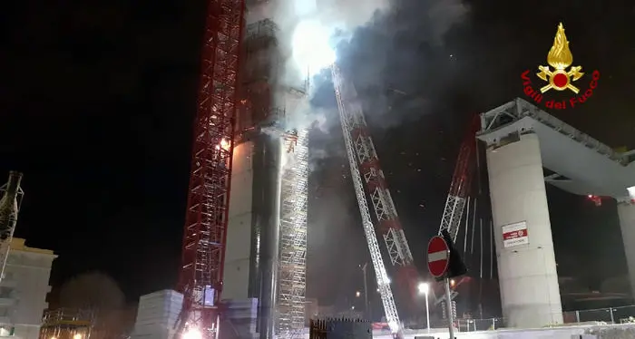 Incendio nel cantiere del nuovo ponte di Genova
