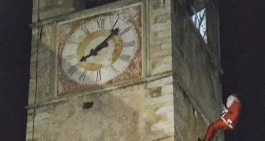 Per la festa il sindaco diventa Babbo Natale e si cala dal campanile