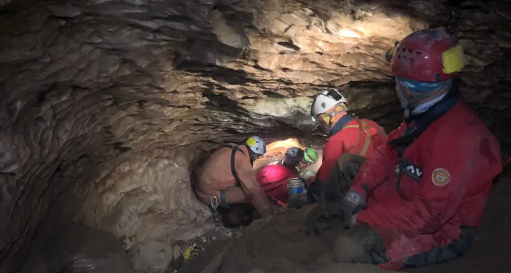 Sani e salvi i cinque speleologi intrappolati nella grotta a causa dell'acqua salvati dopo undici ore: guarda il VIDEO