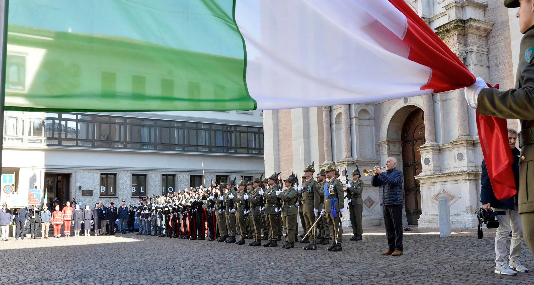Giornata delle Forze Armate cerimonia anche a Trento schieramento a Santa Maria