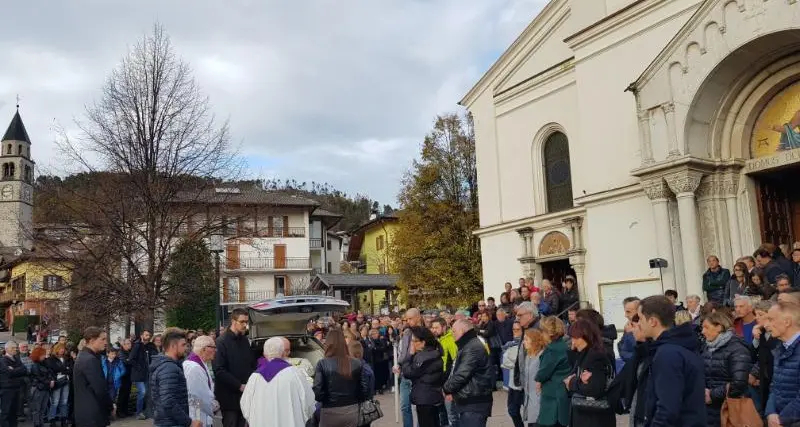 Una folla di 1.500 persone per l'addio a Daniel Ioriatti: Piné si stringe intorno al figlioletto