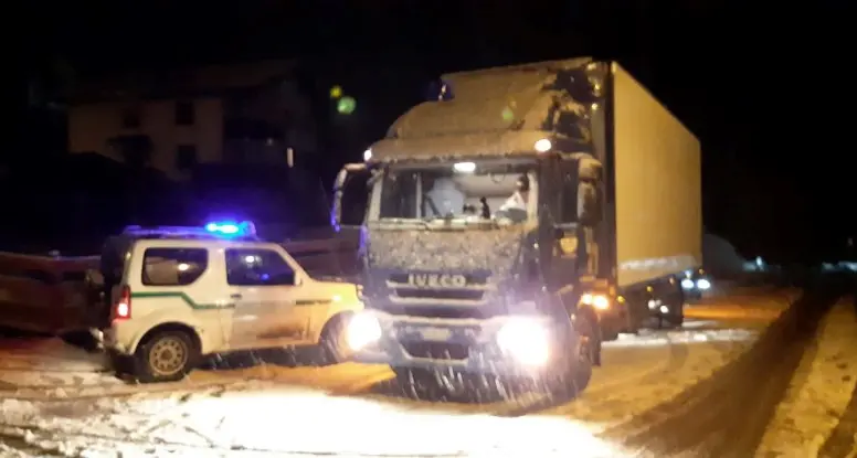 Prima neve sull'altopiano E primi tir di traverso in strada