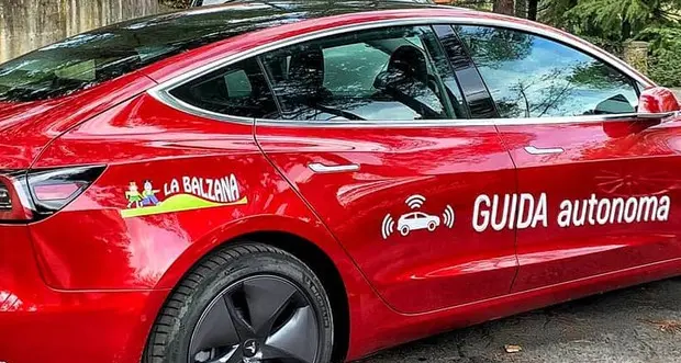 Tesla con guida autonoma in autoscuola