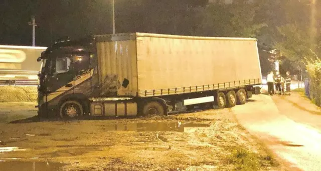 Il Tir parcheggia nella stradina e sprofonda nel fango