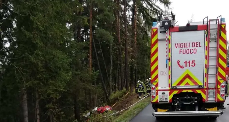Auto fuori strada a Romeno grave la donna di 40 anni che si trovava al volante