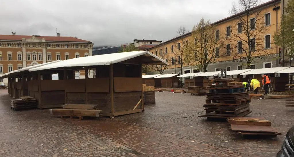 I mercatini di Natale sempre più nell'incertezza Ma intanto in piazza Fiera si montano le casette