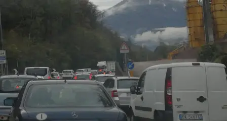 Un incidente sulla Valsugana all'altezza di calcestruzzi Corona: code e rallentamenti verso Pergine