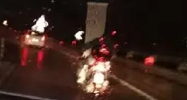 Viaggia in tangenziale con il termosifone a bordo dello scooter