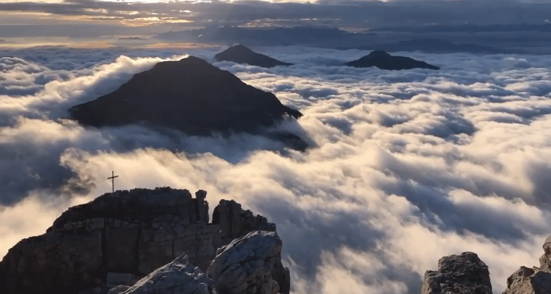 Il «mare di nubi» dolomitico ecco il panorama mozzafiato oggi dalla cima del Latemar
