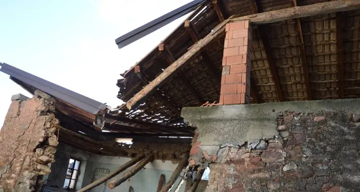 Solai collassati, crolla la casa Evacuata abitazione adiacente