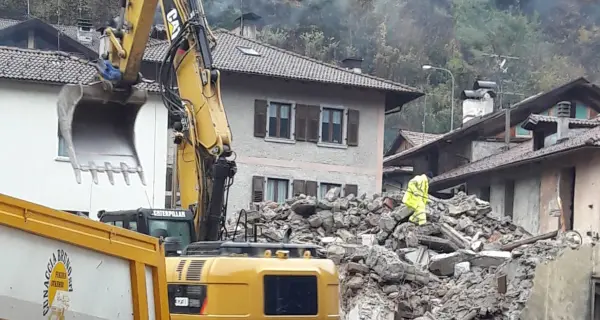 Javrè, demolito l’edificio La strettoia è solo un ricordo