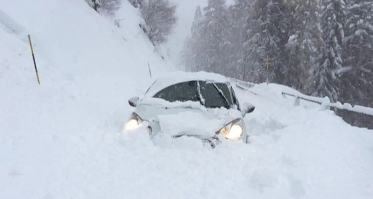 Due valanghe sulla strada del Tonale Per un soffio nessun mezzo investito Strada chiusa da Vermiglio al Passo