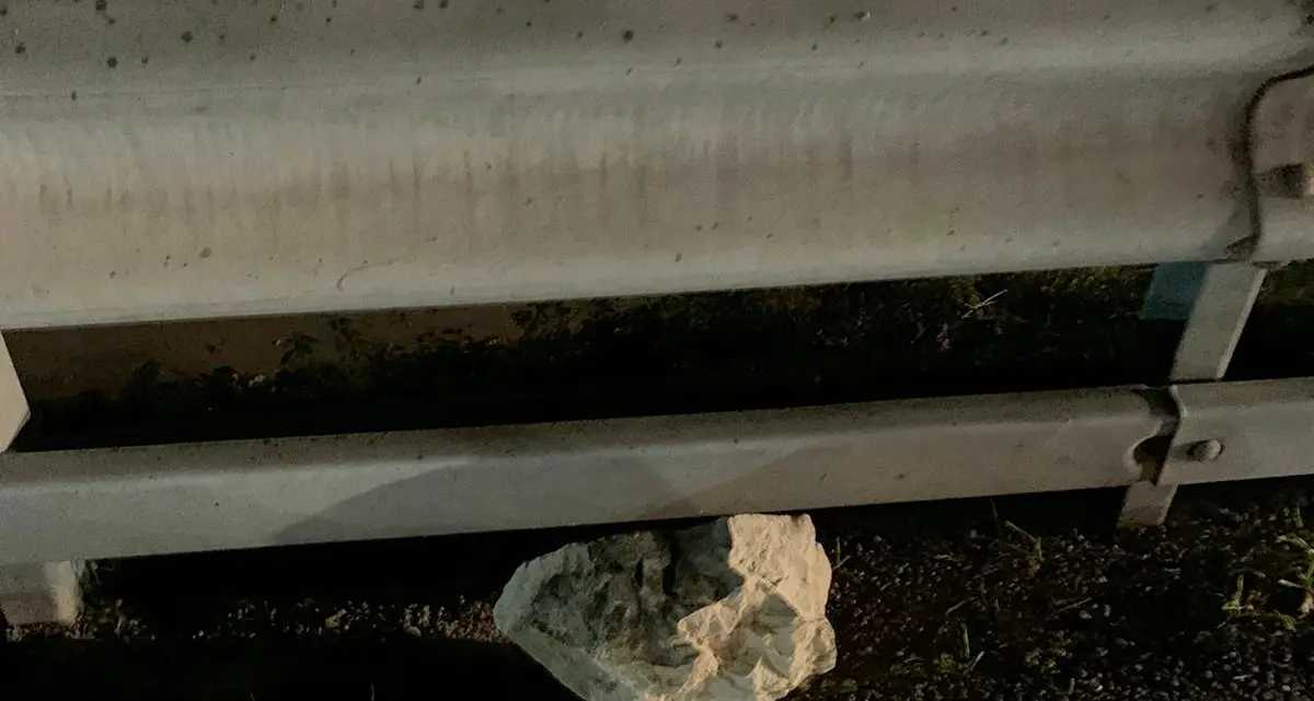 Frana al lago di Loppio: un'auto investe un masso finito sulla carreggiata