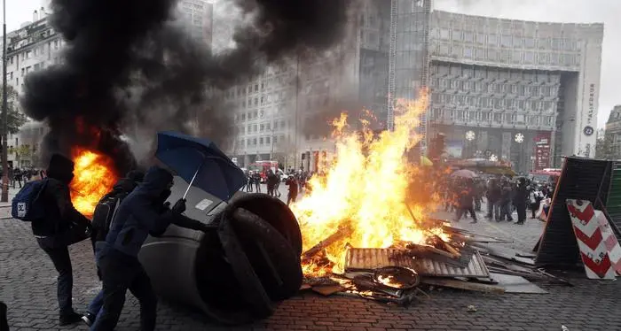 Gilet gialli, un anno dopo protagonisti i black bloc scontri e arresti a Parigi