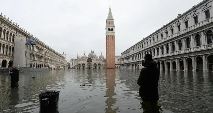Venezia, altra giornata di paura Già allagato il 70% del centro