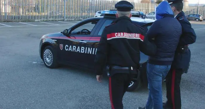 Il ladro colpisce a Terzolas la gente chiama i carabinieri: arrestato mentre prende il treno
