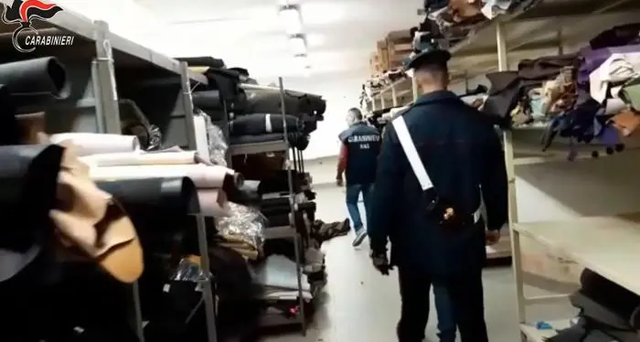 Segregati 43 operai in nero tutti italiani: lavoravano pellami per note griffe di moda