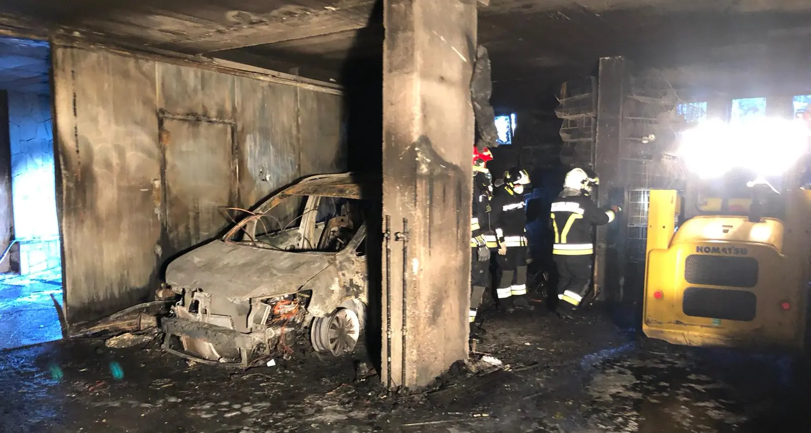 Albiano, garage a fuoco nella notte Due auto distrutte, salvato il cane