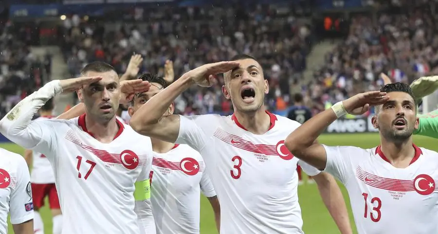Il saluto militare pro-Erdogan dei calciatori turchi: in arrivo multe, ma niente altro