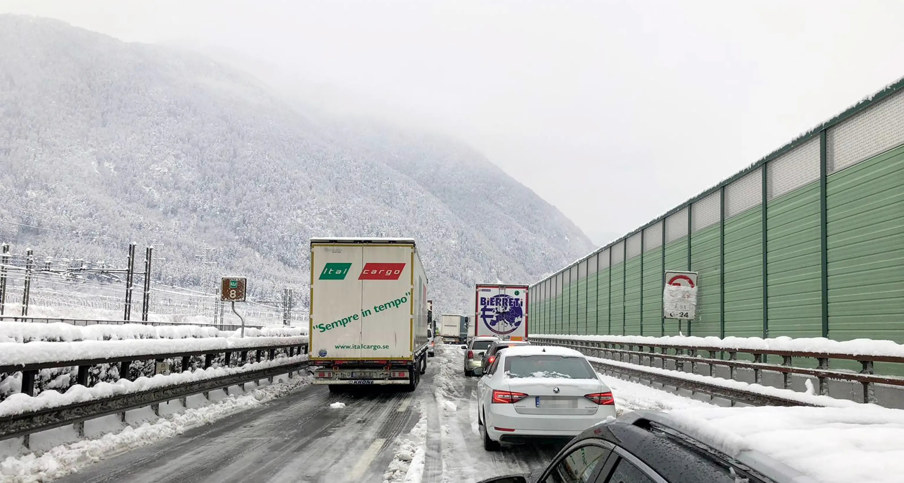In arrivo quattro giorni di neve Allerta della Protezione Civile l'A22 riduce la carreggiata a una corsia