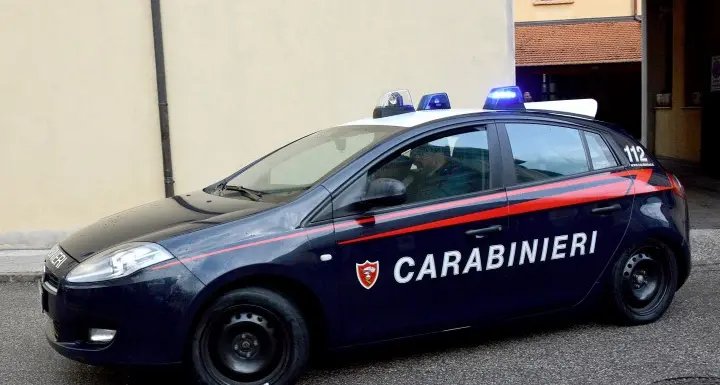 Sorpresa con le mani nel sacco mentre ruba in un garage