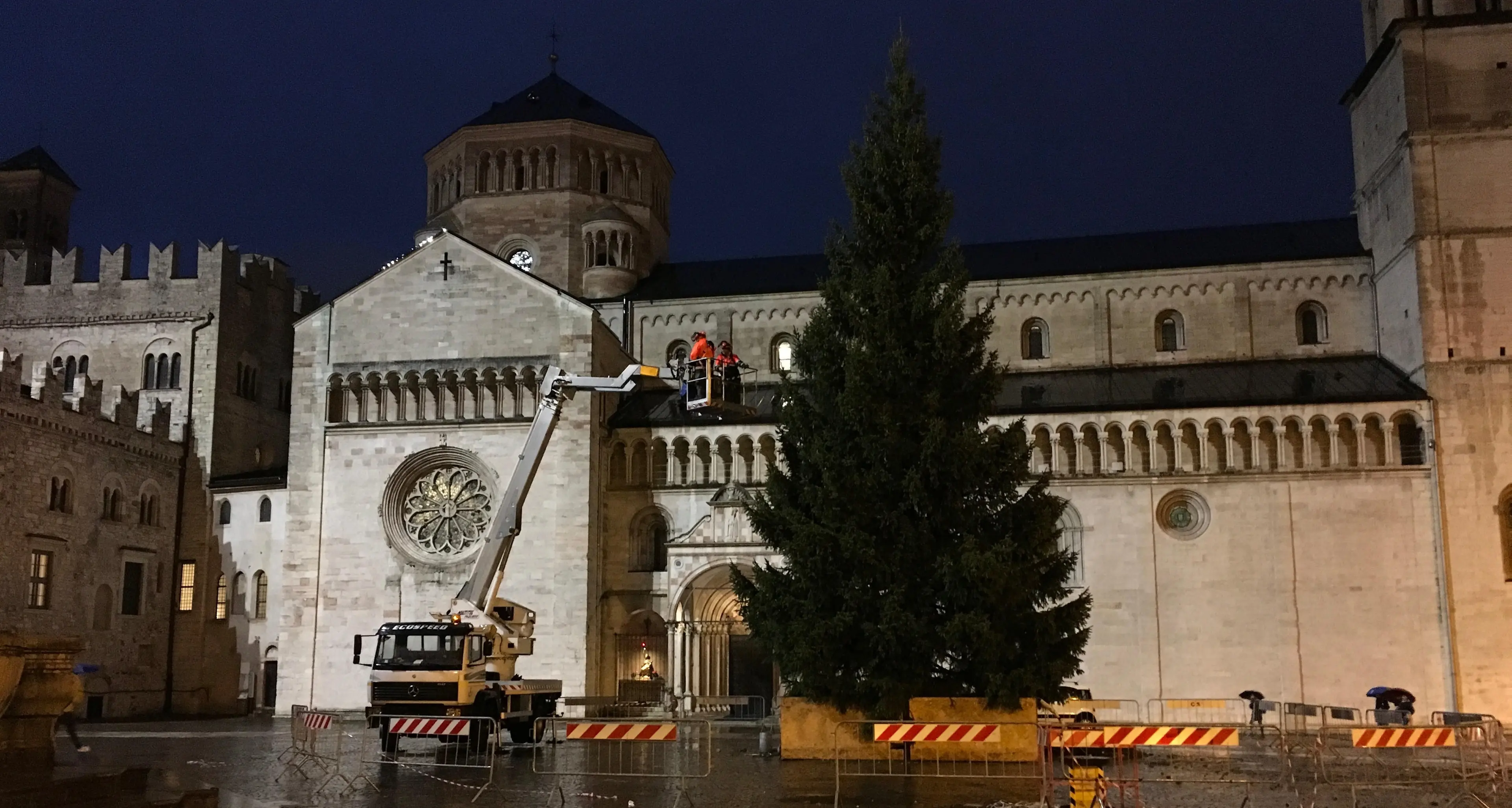 I mercatini nell’incertezza Ma almeno l’albero c’è