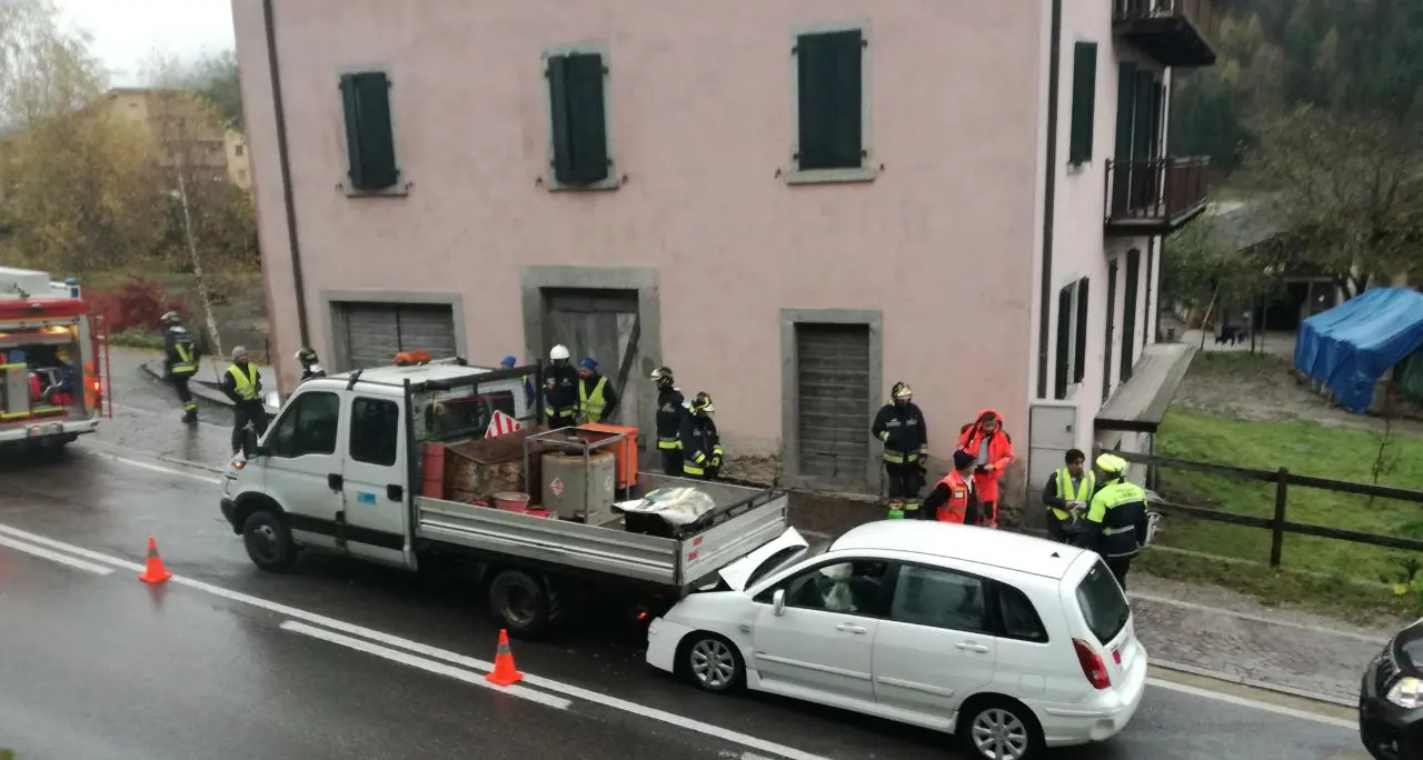 Auto tampona camioncino Sei feriti a Roncone
