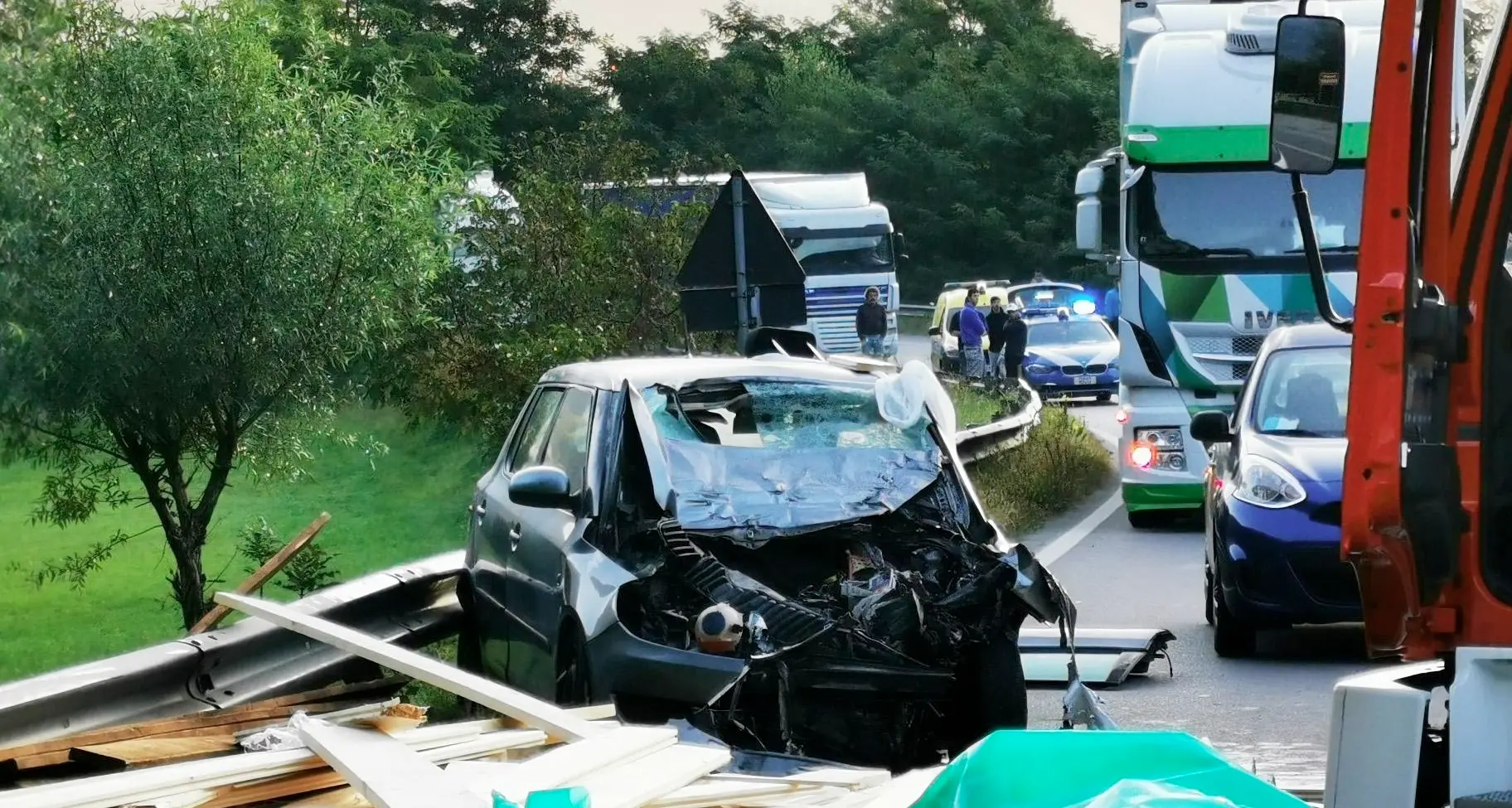 Tir perde carico di legna: muoiono schiacciati madre e figlio di 15 anni