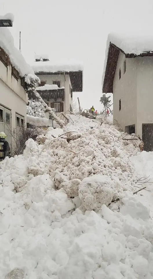 Valanga fra le case in Val Martello guarda l'incredibile ﻿VIDEO