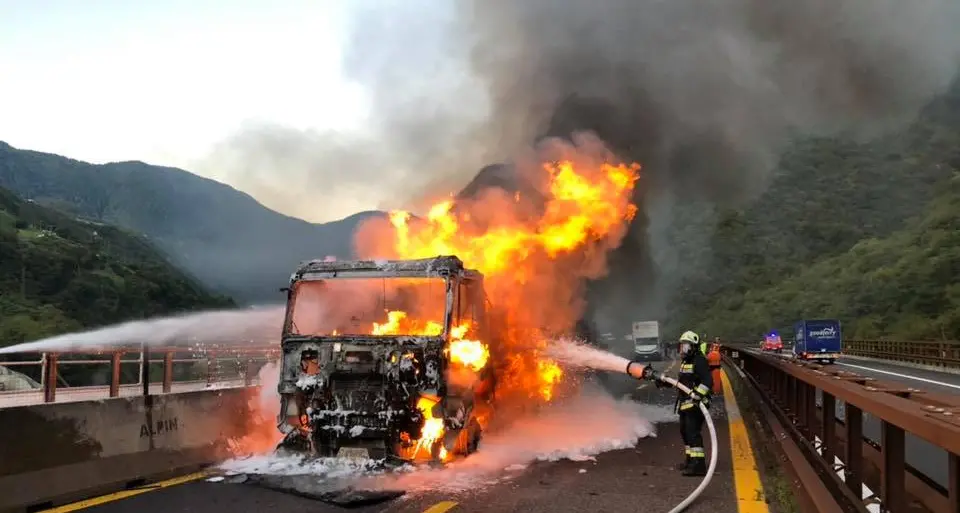 Chiusa, camion in fiamme Disagi lungo l'Autobrennero