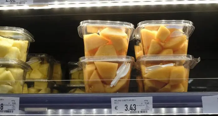 Manovra: si dimezza la tassa sulla plastica e auto aziendali \"salve\"