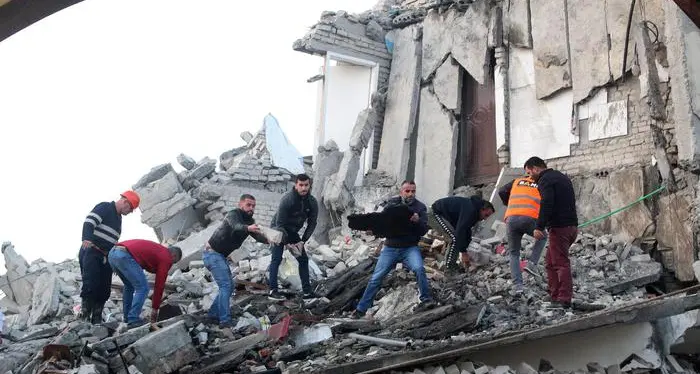Terremoto di magnitudo 6.5 Albania, danni e decine di feriti