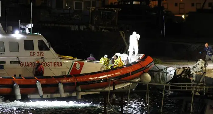 Naufragio a Lampedusa: a bordo erano in 50 recuperati 22 superstiti