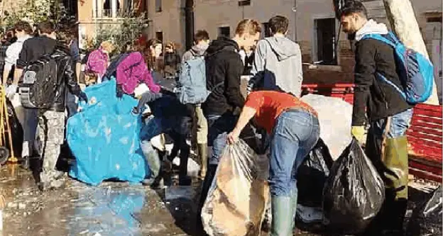 Studenti trentini al lavoro a Venezia per salvare i libri dall'acqua