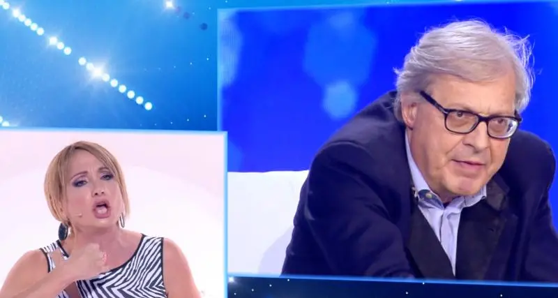 Sgarbi esagitato dalla D'Urso e attacca Luxuria: «Ce l'hai il c**o oppure no? Vaff...\"