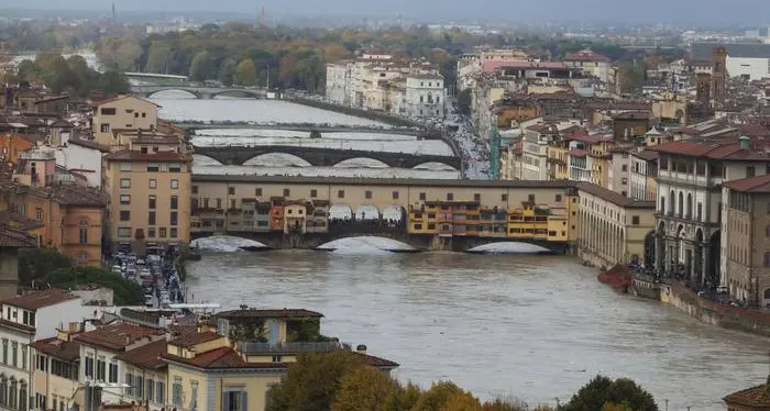 Paura alluvione a Firenze Acqua alta a Venezia, allarme per la piena del fiume Piave